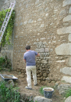 Manche - Equilly- Rejointoiement d'un mur en pierre